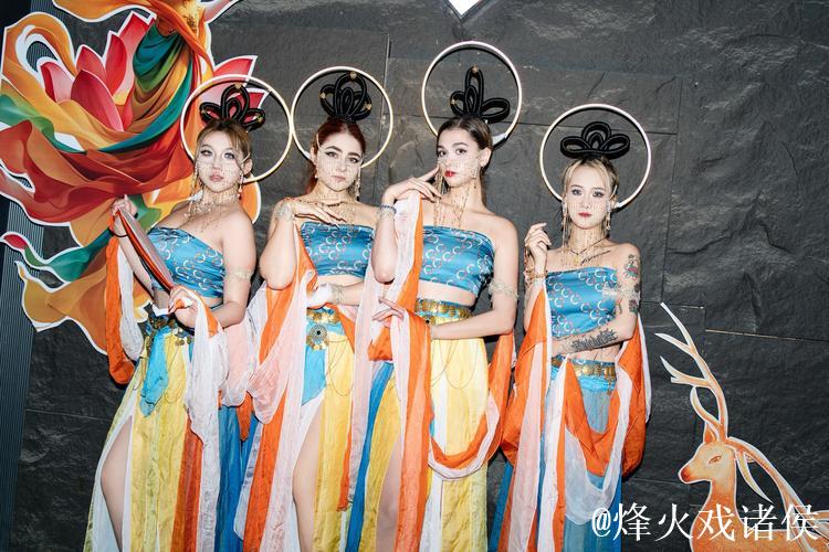 青青草原色彩交织大伊人精品盛典